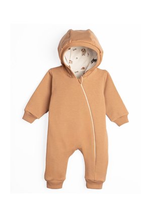 Beżowy niemowlęcy kombinezon z kapturem, skośnym zamkiem błyskawicznym i podszewką kaptura z małymi ilustracjami psów i kości.