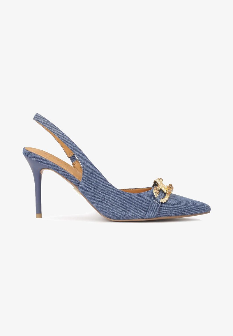 Blå denim slingback-hæl med spids tå og gyldent dekorativt spænde. Har en tynd stiletthæl og glat inderfor.