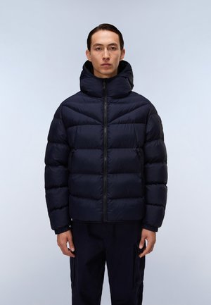 Marineblå pufferjakke med høj krave og lynlås, der har vandrette quiltede paneler og elastiske manchetter for bedre pasform. Casual design.