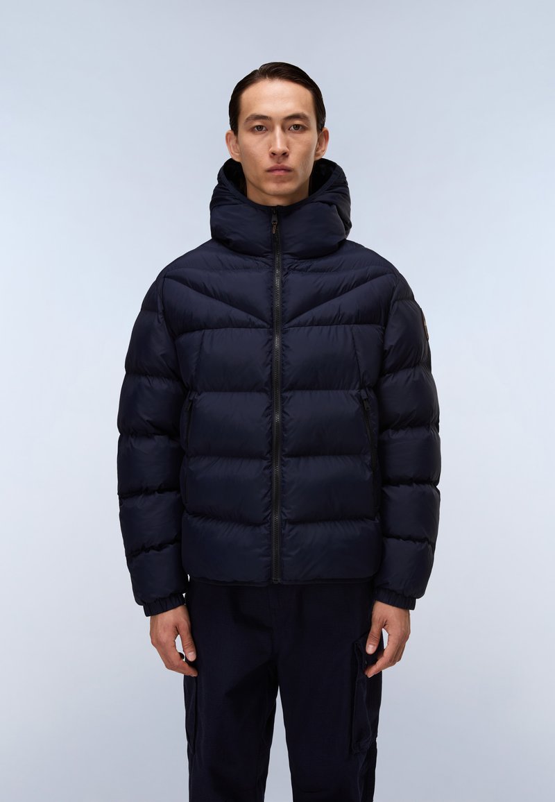 Marineblå pufferjakke med høj krave og lynlås, der har vandrette quiltede paneler og elastiske manchetter for bedre pasform. Casual design.