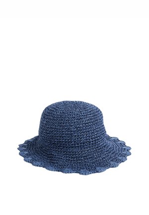 Chapeau large à larges bords en crochet bleu avec bordure festonnée, présenté sur un fond blanc.
