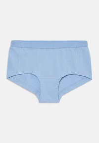 Jasnoniebieskie bawełniane majtki typu boyshort z elastycznym paskiem i widocznym szwem na białym tle.