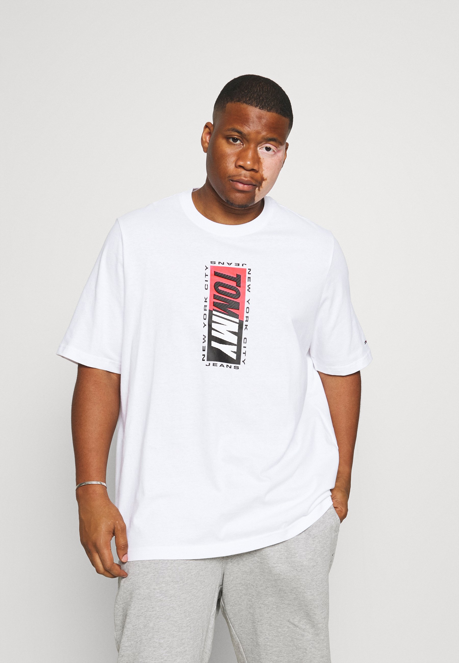 Tommy Jeans Plus VERTICAL GRAPHIC TEE 