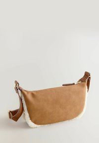 Borsa a spalla in ecopelle scamosciata marrone con bordo bianco simile alla lana, chiusura con zip e tracolla regolabile. Texture liscia con design strutturato.
