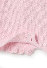Suéter de punto rosa con un patrón texturizado, cuello redondo y dobladillo con volantes. Presenta un pequeño botón rosa en el lateral.