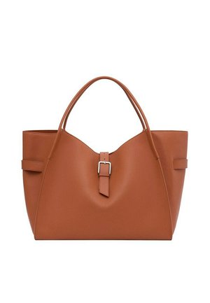 Bolso tote de cuero marrón con doble asa y una correa central con hebilla sobre un fondo blanco liso.