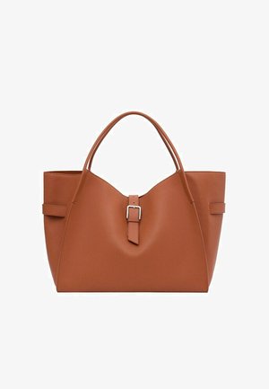 Bolso tote de cuero marrón con doble asa y una correa central con hebilla sobre un fondo blanco liso.