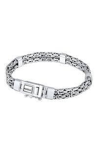 Armband av rostfritt stål med ett flätat mönster, polerad yta, rektangulär spänne och en logotypaccent på spännet.