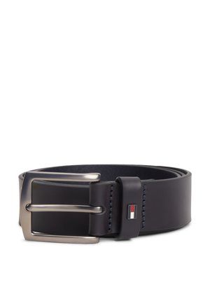 Cinturón negro de cuero enrollado con hebilla rectangular de metal cepillado y pequeño detalle de logo rectangular en la presilla del cinturón.