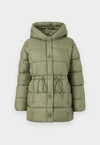 Chaqueta acolchada verde oliva con capucha, botones frontales, cordón elástico en la cintura y patrones de costura acolchada. Textura suave.