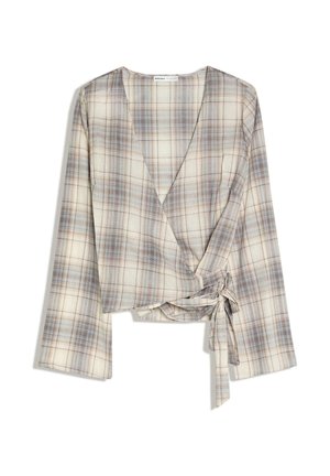 Béžová a svetlomodrá károvaná zavinovacia blúzka s dlhými rukávmi a bočným zaväzovaním, vyrobená z ľahkej látky.