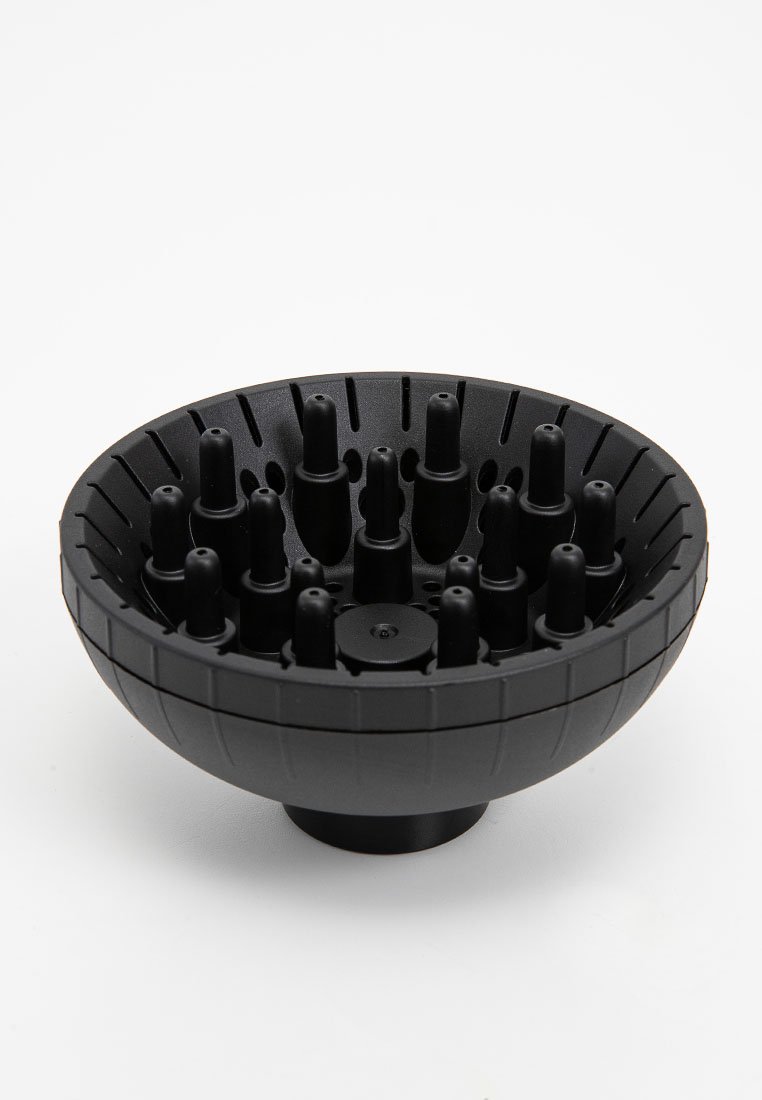 Czarna plastikowa dyfuzor do włosów o okrągłym kształcie, z wieloma wysokimi wzniesieniami wewnątrz dla przepływu powietrza, zaprojektowany do standardowych suszarek do włosów.