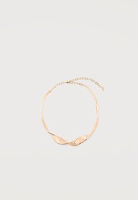 Χρυσό κολιέ τσόκερ από στριφογυριστό μέταλλο με ρυθμιζόμενο κούμπωμα αλυσίδας σε απλό ανοιχτό φόντο.