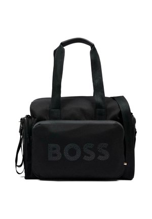 Borsa tote in tessuto nero con due manici, tasca frontale con zip che mostra "BOSS" in lettere grandi e tracolla regolabile.