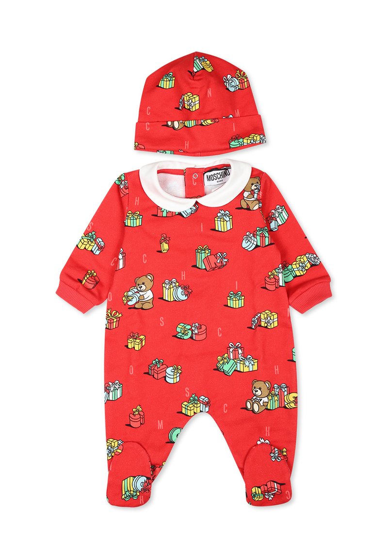 Tutina rossa in cotone con piedi e colletto bianco, decorata con orsetti e scatole regalo, abbinata a un cappellino coordinato.