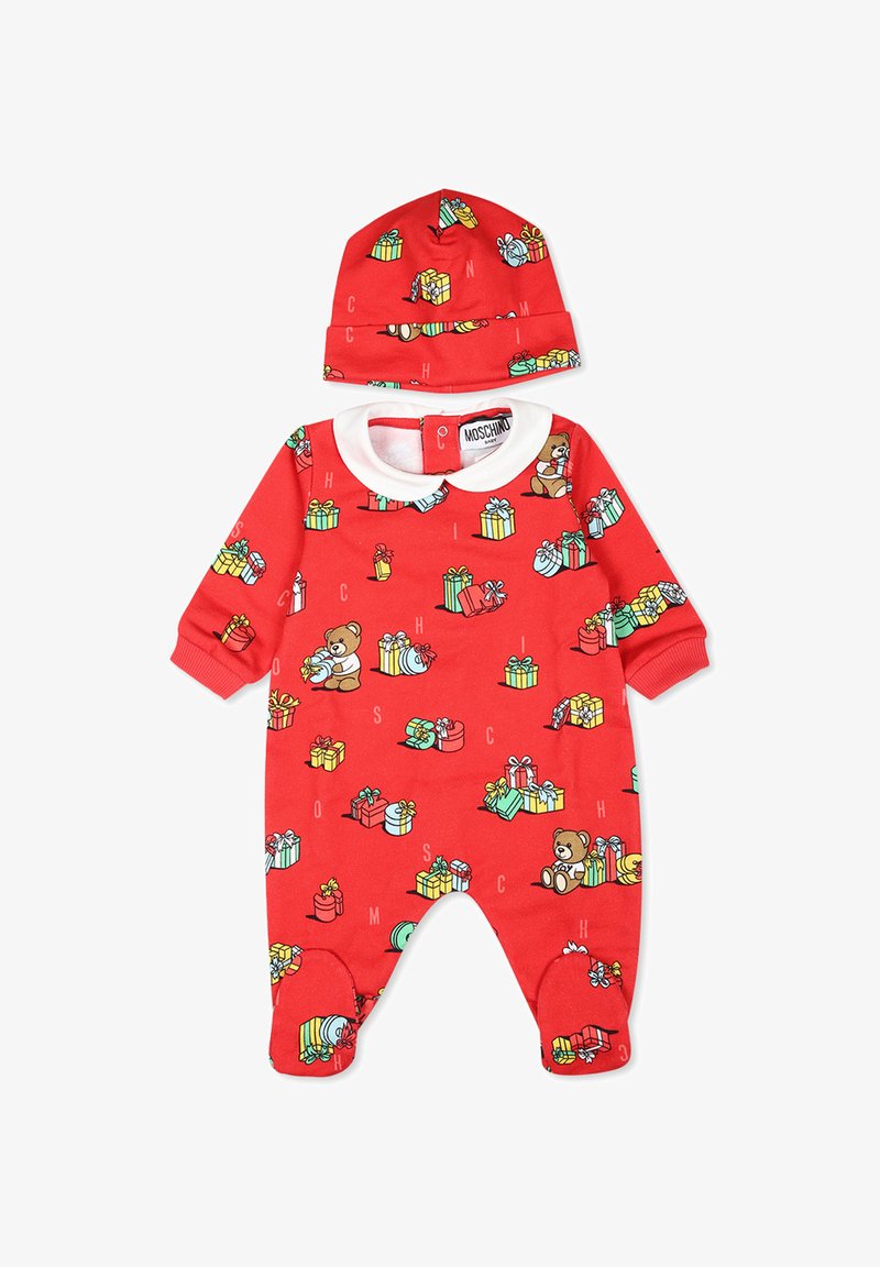 Un pyjama rouge en coton avec des pieds et un col blanc, orné d'un motif d'oursons et de boîtes cadeaux, assorti d'un bonnet.