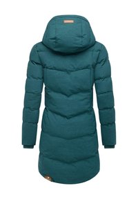 Turkusowa kurtka puchowa z kapturem, z pikowanymi sekcjami, ściągaczami na rękawach oraz skórzaną metką z logo blisko dolnego brzegu z tyłu.