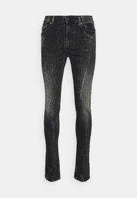 Jeans de mezclilla negra con un acabado desgastado, cuenta con cinco bolsillos, trabillas para el cinturón y cierre de botón. Diseño de pernera estrecha y ajustada.