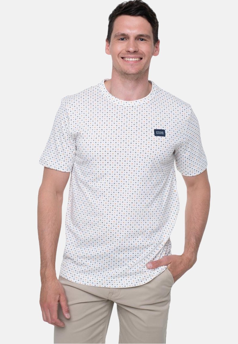 Witte t-shirt met korte mouwen met een multicultureel sterrenpatroon. Inclusief een klein marineblauw logo-label op de linkerborst.
