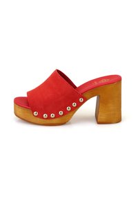 Rote Wildleder-Pantoletten mit breitem Riemen, Holzblockabsatz und metallischen Nieten entlang der Seite. Glatte Textur und offenes Rückendesign.