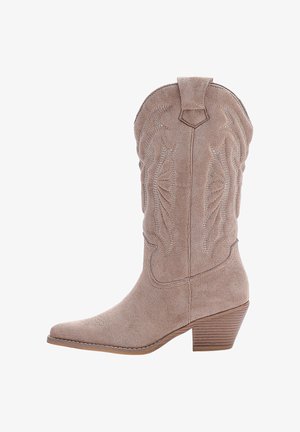Botte de cowboy en suède beige clair avec des coutures décoratives, bout pointu, tirant et talon en bois empilé de hauteur moyenne.