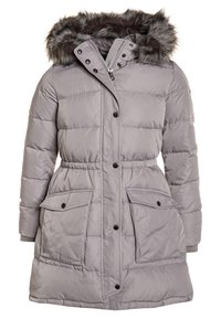 Grå puffjacka med en huva som har fuskpälskant, elastiskt midjeband, tryckknappsstängning och två framfickor. Slät textur med kviltat mönster.