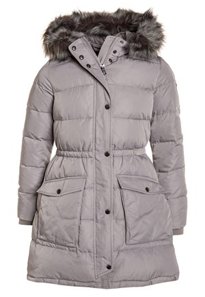 Grå puffjakke med hætte i pelskant, elastisk talje, trykknaplukning og to frontlommer. Glat tekstur med quiltet mønster.