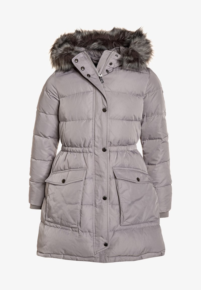 Manteau matelassé gris avec capuche à fourrure, taille élastique, fermeture à pression et deux poches avant. Texture lisse avec motif matelassé.