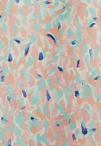 Motif floral en tissu avec des formes superposées en rose pastel, aqua et bleu, doté d'une texture douce et d'un design fluide.