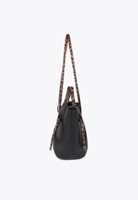 Schwarze Beuteltasche mit strukturiertem Oberflächen, ausgestattet mit langen, gemusterten Trägern im Leoparden-Design. Der Hintergrund ist schlicht weiß.