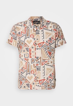 Kortærmet skjorte med en beige baggrund og geometriske mønstre i rød, brun og sort; knaplukning, letvægtsstof.