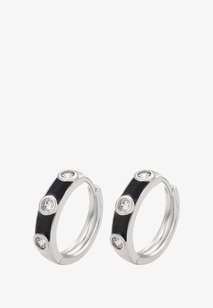Silberne Creolen mit schwarzen Emaille-Einlagen, jeweils mit drei gleichmäßig verteilten runden klaren Edelsteinen um den Ring.