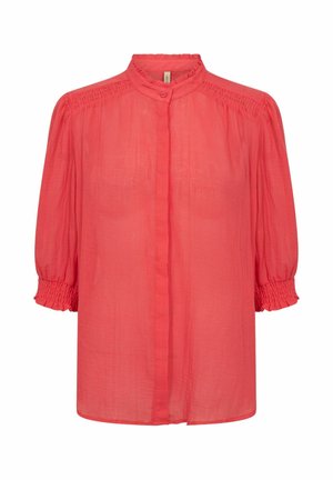 Korallenrote Bluse mit Stehkragen, durchgehender Knopfleiste, aufgepufften Dreiviertelärmeln sowie gerafften elastischen Bündchen und Details an den Schultern.