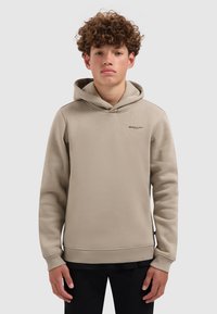 Beige hoodie met geribde onderrand en mouwen. Bevat een klein donker logo op de borst. Soepele stoftextuur, ontspannen pasvorm.