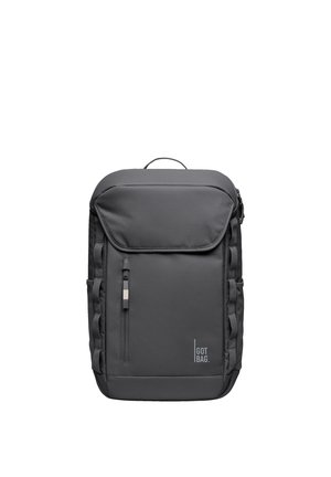 Czarny prostokątny plecak z przednią kieszenią na zamek, klapką na górze, bocznymi pętlami, uchwytem na górze oraz logo "GOT BAG." w prawym dolnym rogu.