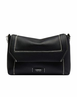 Sac bandoulière en cuir grainé noir avec coutures contrastantes blanches, fermeture à rabat et bandoulière chaîne argentée, marque Lancel Paris 1876.