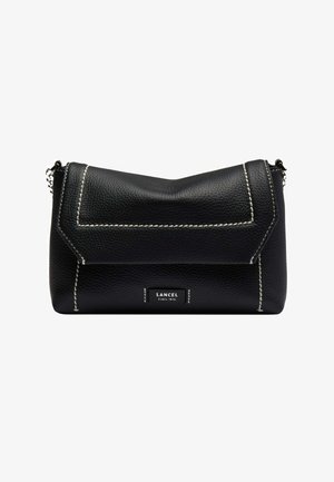 Sac bandoulière en cuir grainé noir avec coutures contrastantes blanches, fermeture à rabat et bandoulière chaîne argentée, marque Lancel Paris 1876.