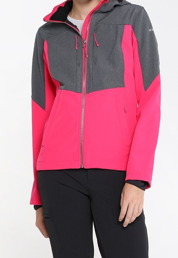 Giacca softshell rosa e grigia con chiusura a zip, cappuccio e due tasche frontali. Il materiale è liscio con un design sportivo.