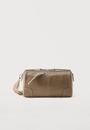 Sac bandoulière rectangulaire en cuir beige avec poche avant zippée, bandoulière réglable et coutures visibles sur fond uni clair.