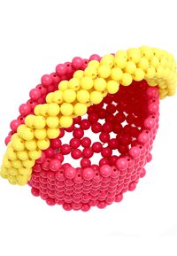 Cestino colorato realizzato con perline di plastica in rosa e giallo. Presenta una forma rotonda e una superficie testurizzata con colori alternati.