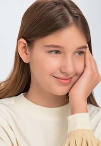 Rosa Schmetterling-Ohrringe mit glänzender Oberfläche, getragen von einem Model mit langen, glatten Haaren, das ein helles Oberteil trägt.