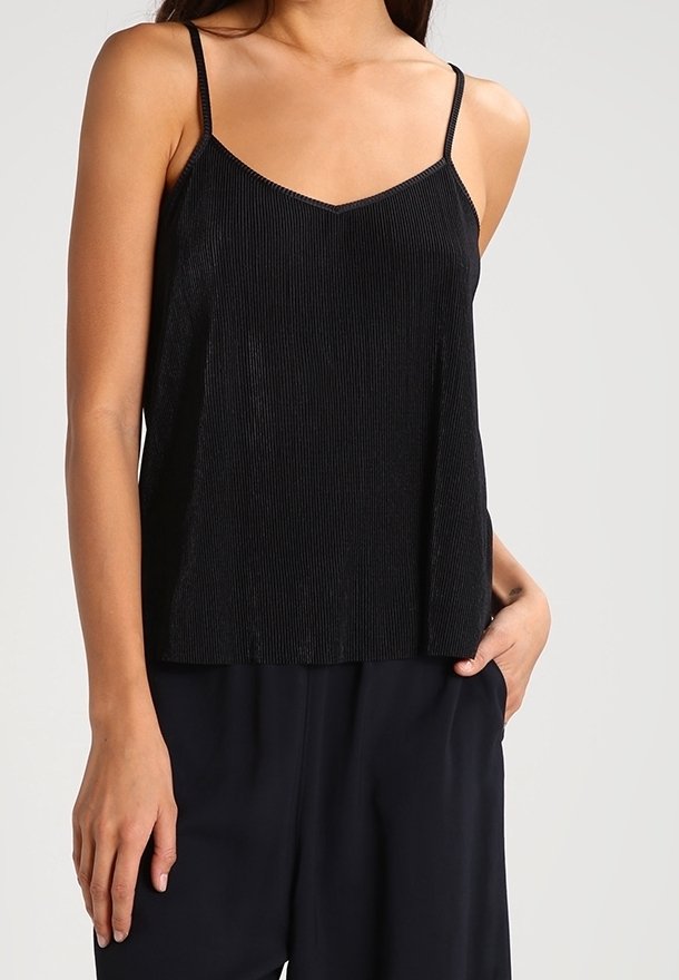 Camisola nera a costine con spalline sottili regolabili, scollatura a V e vestibilità ampia, realizzata in un tessuto morbido e leggero.