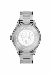 Silvrig rostfritt stål klocka med ett slätt armband och ett runt boett. Baksidan har ett fotbollsmotiv, märkt "Begränsad upplaga."