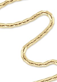 Gros plan d'un collier en chaîne en or avec des maillons rectangulaires disposés sur un fond blanc.