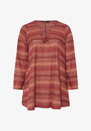 Rød og beige zigzag mønstret tunika med v-hals, trekvartærmer og en frynsedetalje ved halsen, lavet af letvægtsstof.