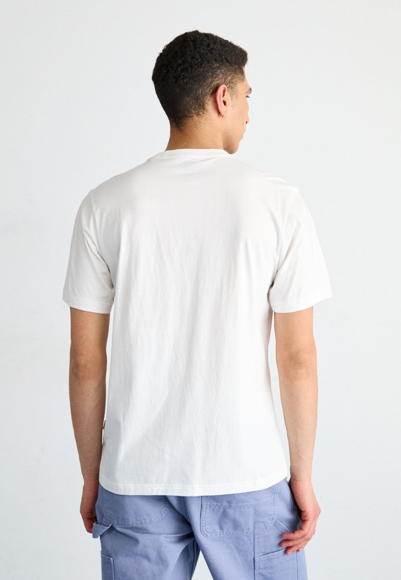 Weißes Baumwoll-T-Shirt mit kurzen Ärmeln, Rundhalsausschnitt und lockerer Passform. Einfaches Design ohne sichtbare Muster oder Grafiken.