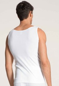 Witte tanktop gemaakt van rib katoen, met een ronde halslijn en brede schouderbanden, een aansluitend ontwerp en een gladde textuur.