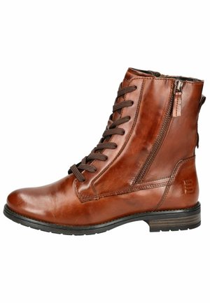 Botas de cuero marrón hasta el tobillo con puntera redondeada, cierre de cordones en la parte delantera, cremallera lateral y detalles texturizados en la parte superior y el tacón. Suela de goma duradera.
