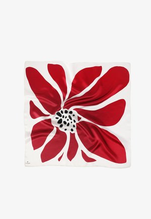 Raudona gėlių šilkinė šalikas, kuriame yra didelės, lygios gėlių žiedlapių ant balto fono, su juodais akcentais centre ir tekstūriniais klostėmis.