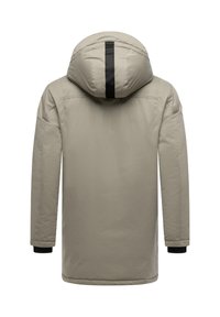 Beige veeveekindel parka kapuutsiga, millel on seljal must vertikaalne triip, mustad käiseotste jõud ja sile, mati tekstuur.